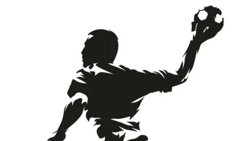 O que aconteceu? Ex-goleiro morre durante partida de futebol