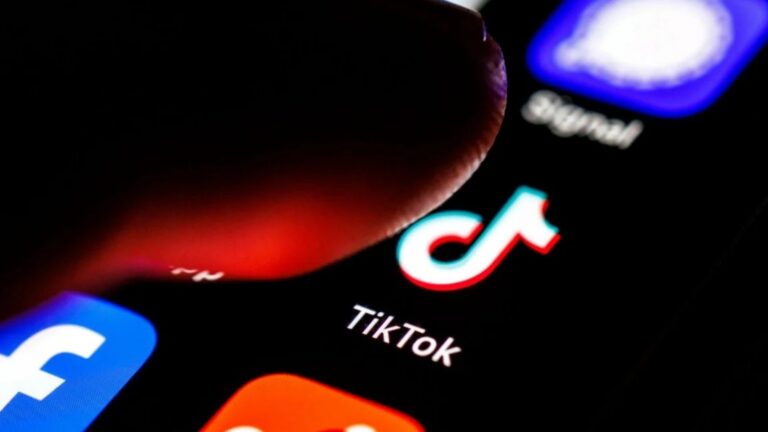 Adolescente morre e outra fica em estado grave após desafio viral no TikTok