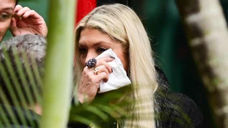 Adryana Ribeiro é flagrada aos prantos em velório de JP Mantovani