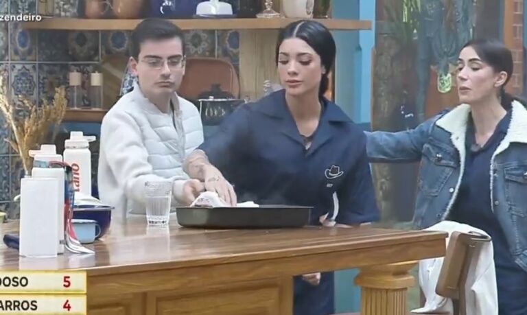 ‘A Fazenda 17’: Bolo queima ao vivo; veja a reação de Galisteu com a fumaça