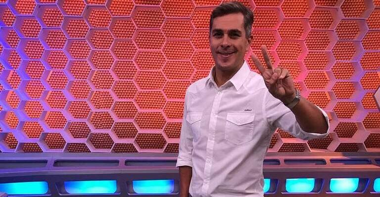 Grávida, noiva de Ivan Moré atrai olhares com vestido de casamento: ‘Nossa…’