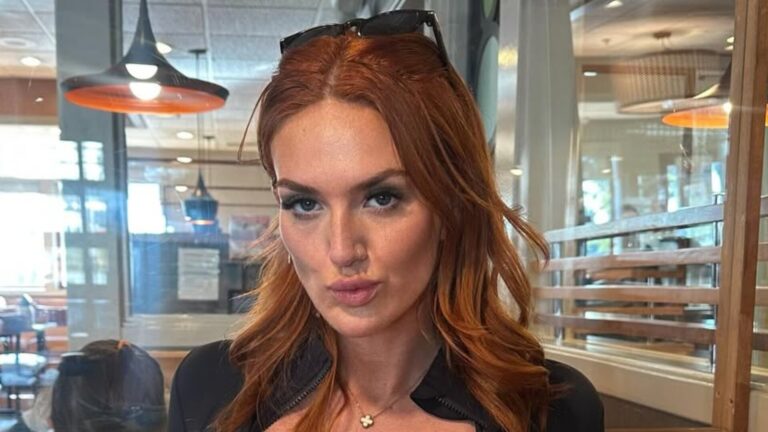 Modelo com duas vaginas anuncia venda de absorvente usado por R$ 35 mil