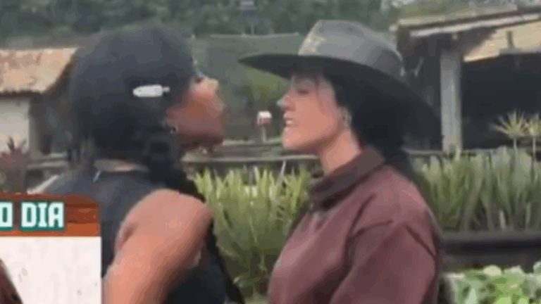 A Fazenda 17: Carol cospe no rosto de Rayanne durante trato dos animais; veja o vídeo