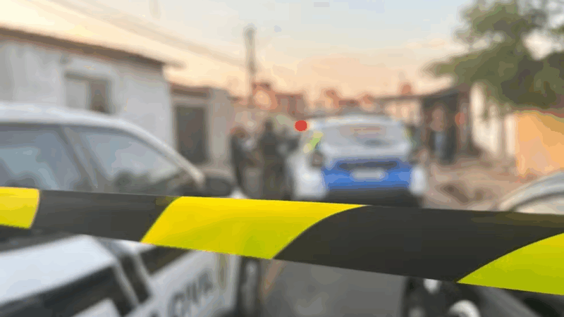 BRUTAL! Mulher é suspeita de matar o próprio irmão com mais de 10 facadas