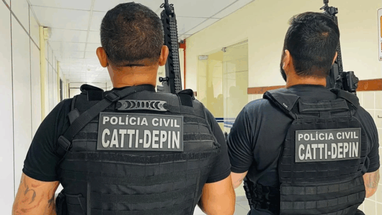 Mãe é hostilizada por vizinhos após esfaquear filho de 8 anos