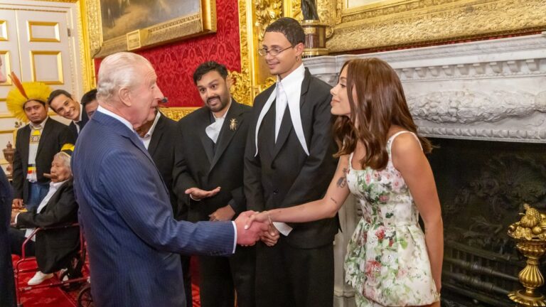 Vazou! Saiba o que Anitta disse ao rei Charles III em encontro: ‘Vou…’