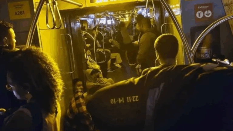 Vídeo: Homem é espancado após apertar botão de emergência e travar metrô de São Paulo
