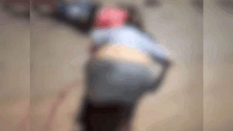 Mãe chora desesperada sobre corpo do filho morto em briga