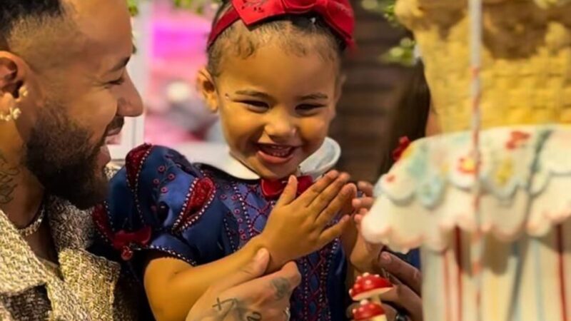 Herdeira chique! Veja o look completo de Mavie em festa de 2 anos