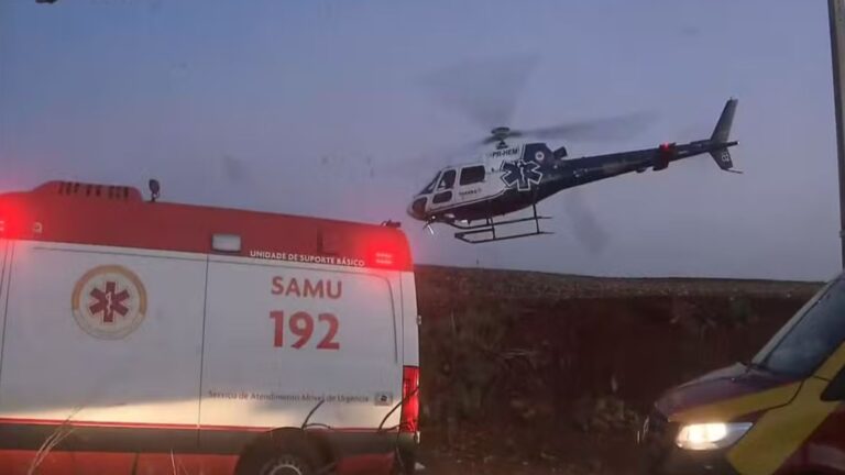 SUSTO! Criança de 4 anos se solta de cadeirinha e espera socorro após carro capotar