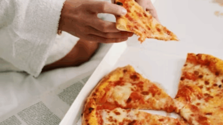 Mulher morre após comer pizza no interior de São Paulo; polícia investiga