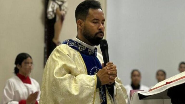 Padre se pronuncia após fiel ser flagrada no banheiro de seu quarto: ‘Ela ia…’