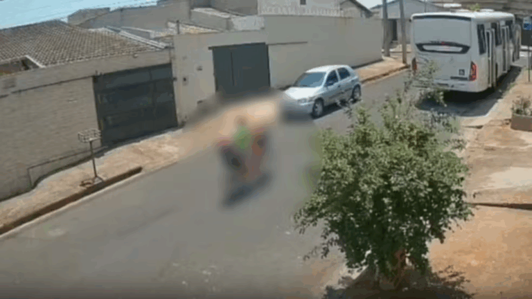 Tragédia! Babá e criança de 4 anos são atropelados por ônibus; menino não resistiu