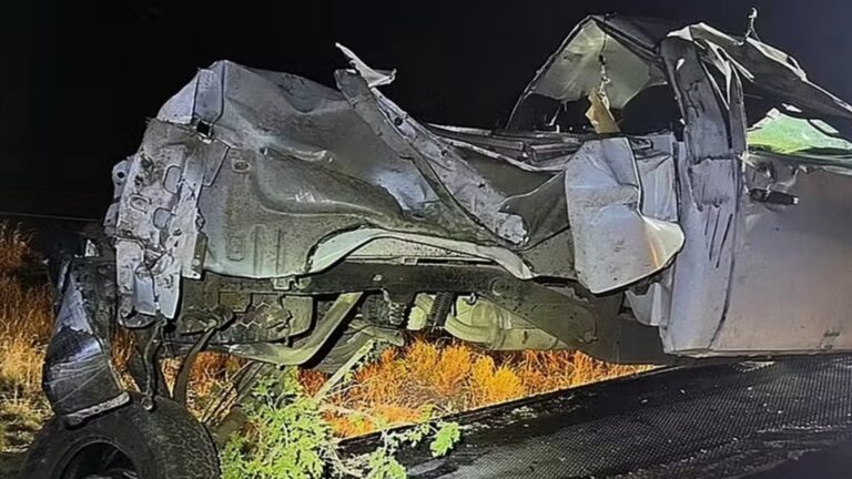 Menina de 13 anos fica bêbada, rouba carro e capota com criança de 11 anos ao entrar na contramão
