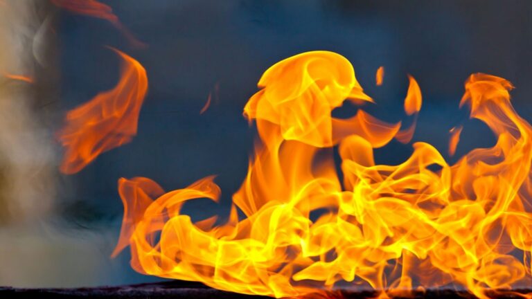 Tragédia! Menina de 6 anos morre após vape ligado em tomada no quarto causar incêndio