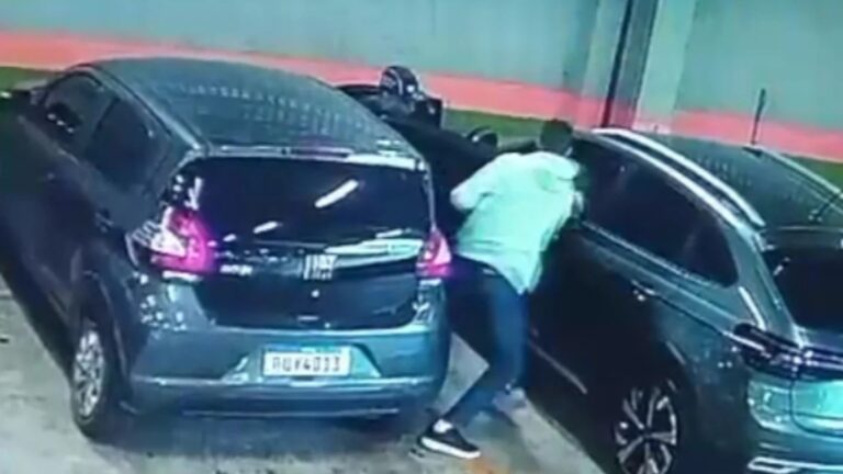 VÍDEO: Mulher é feita refém durante assalto em estacionamento de supermercado na zona sul de SP
