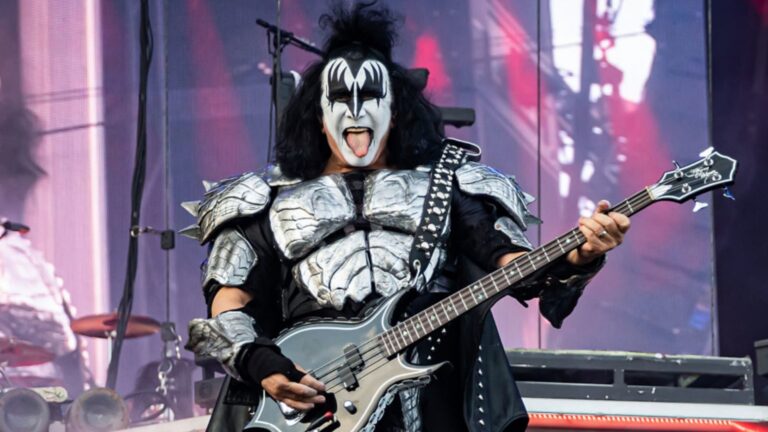 Gene Simmons sofre acidente de carro após desmaiar ao volante