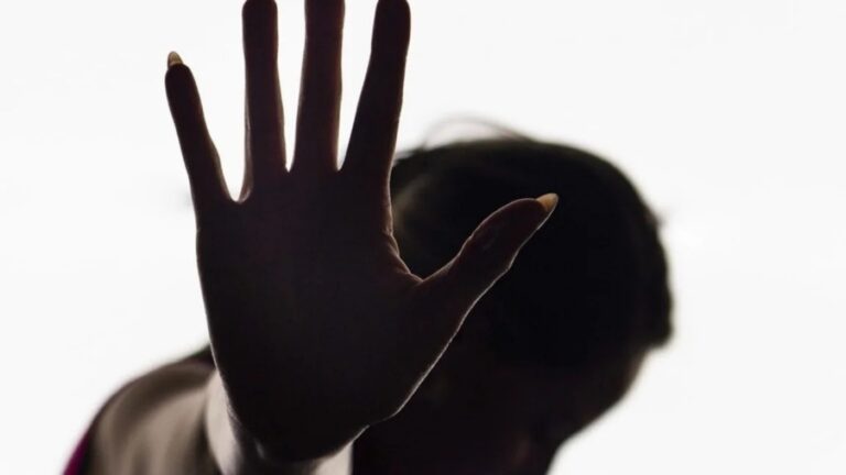 Mãe escapa de cárcere e denuncia filho com histórico de violência que a espancava