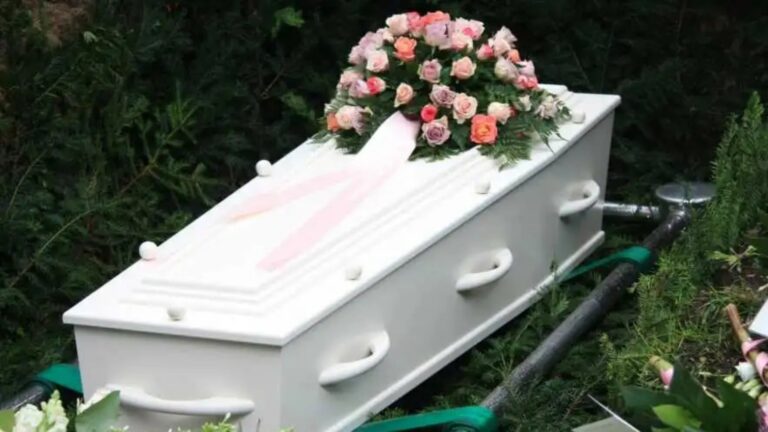 Bebê declarado morto é encontrado vivo em velório e morre no dia seguinte