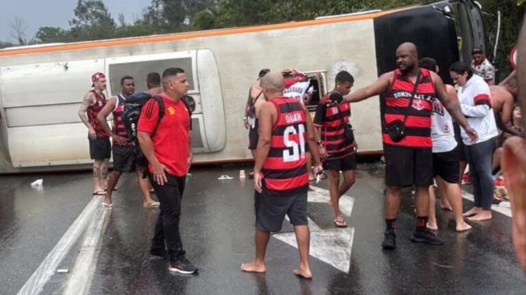 Ônibus com torcedores do Flamengo capota a caminho da Argentina e deixa 16 feridos