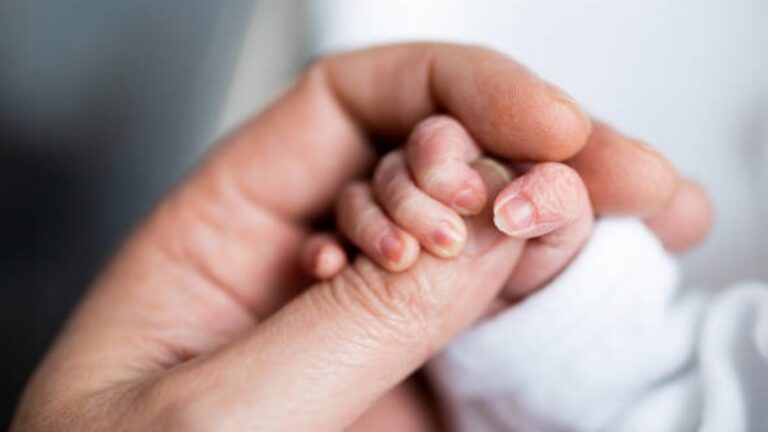 Mãe e bebê que receberam diagnóstico falso de sífilis serão indenizadas após drama na maternidade