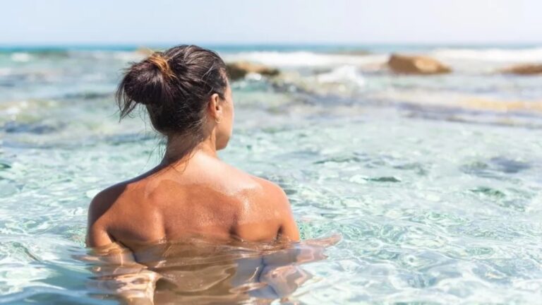 Pânico na praia! Naturistas são presos após se despirem em local errado