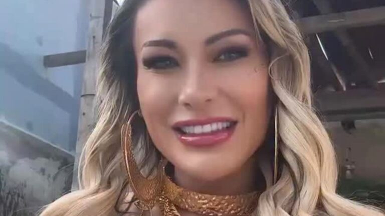 Musa! Andressa Urach é detonada após sambar em noite de coroação: ‘Que vergonha’