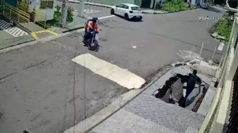 ASSUSTADOR! Veja o momento em que homem é ‘engolido’ por buraco em Manaus