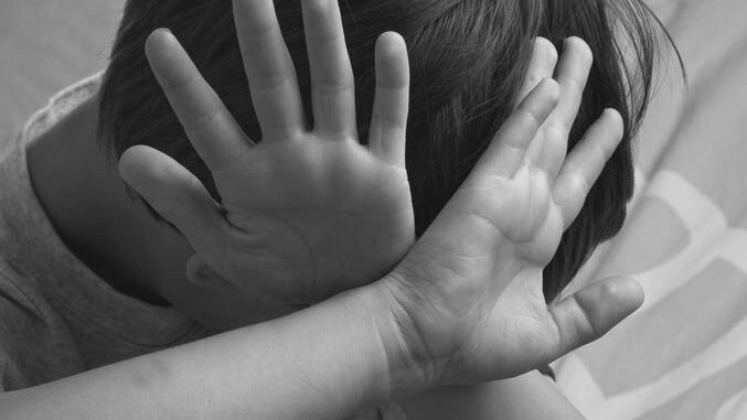 Professora é flagrada arremessando crianças; MP faz denúncia