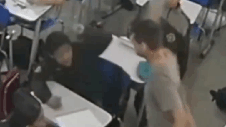 Absurdo! Vídeo mostra professor dando vários tapas em criança em sala de aula