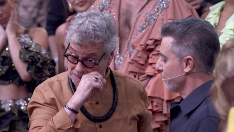 Após período na cadeira de rodas, Carlinhos de Jesus fica em pé no Domingão e Luciano Huck faz homenagem