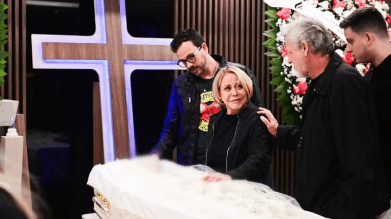 Claudete Troiano chora muito em velório de Ione Borges em São Paulo