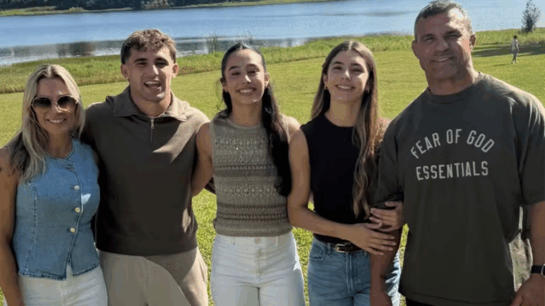 Cresceram! Vitor Belfort e Joana Prado mostram reencontro com os filhos