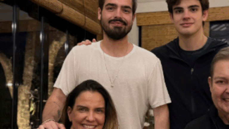 Faustão surge em foto rara ao lado da família e aparência chama atenção
