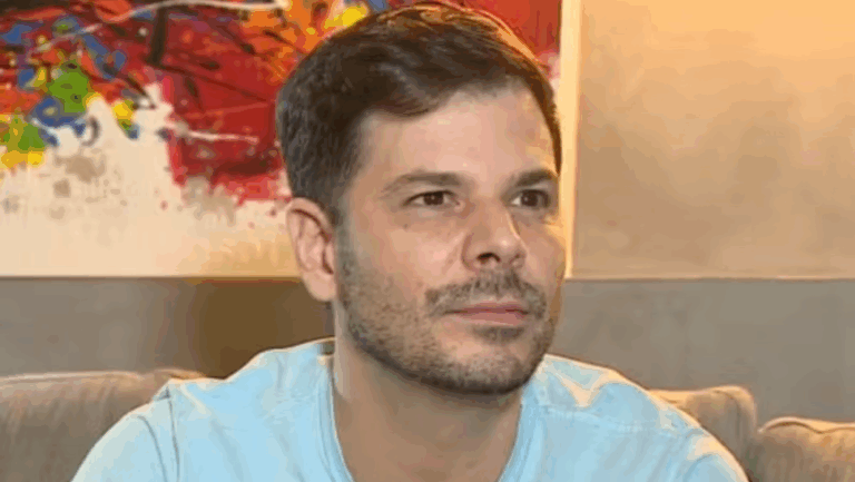 Ex-apresentador da Globo revela perda auditiva: ‘Ouço tudo abafado’