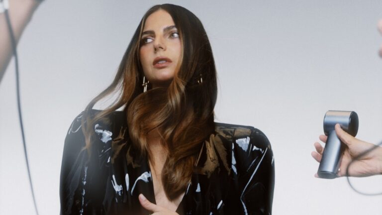 Kelly Piquet fala sobre maternidade e rotina de beleza em novo momento da carreira: ‘O tempo reduz’