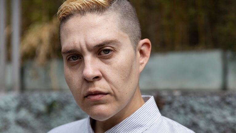 Sandrão em ‘Tremembé’, atriz choca a web ao surgir sem caracterização; veja