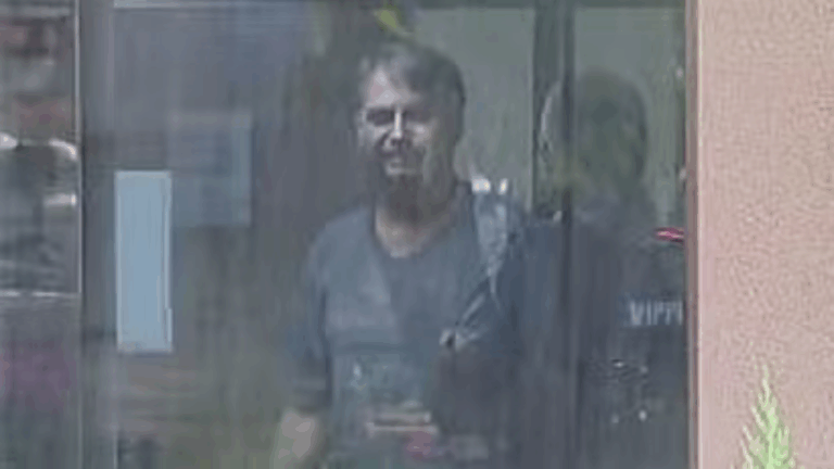 Vídeo: Bolsonaro é flagrado na portaria da Polícia Federal após receber visita de Michelle