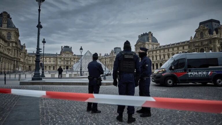 Choque em Paris: Mulher é presa após roubo de joias milionárias no Louvre