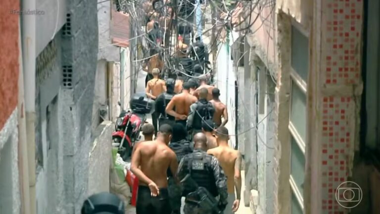 Já sabiam? Imagens inéditas mostram troca de tiros e rendição de suspeitos em megaoperação no Rio