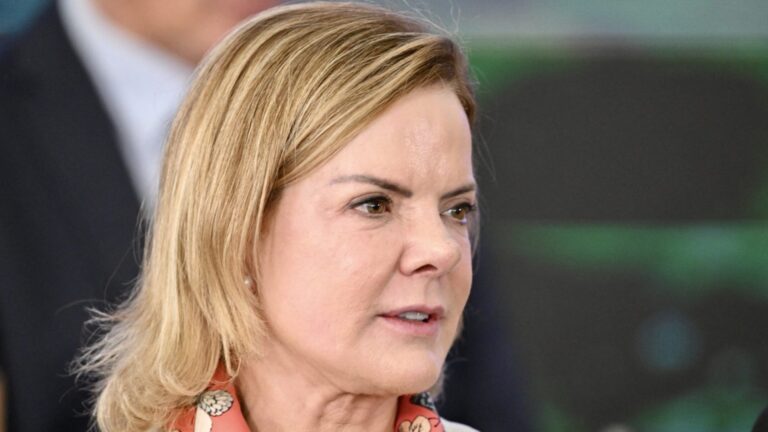 Gleisi quebra o silêncio sobre assassinato de ex-deputado do PT por ataque do próprio filho