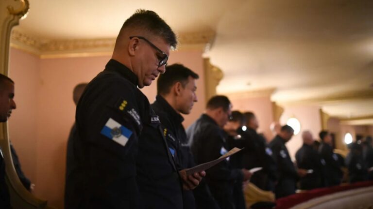 Missa reúne autoridades e familiares em homenagem a policiais mortos em operação no Rio