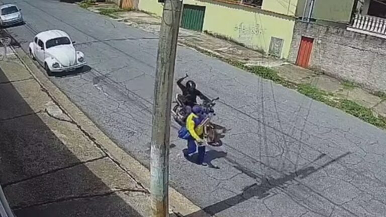 IMAGENS FORTES! Carteiro é brutalmente atacado a facadas enquanto trabalha