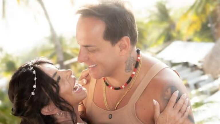 Gretchen revela calcinha personalizada com o nome do marido para manter chama acesa
