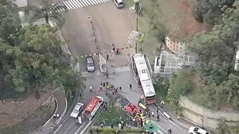 Grave! Ônibus desgovernado vira cena de horror em SP e causa engavetamento
