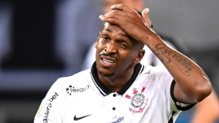 Ex-jogador Jô é cercado por policiais na praia e é preso no Rio de Janeiro