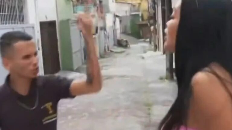 Homem armado com faca ameaça mulher durante reportagem ao vivo