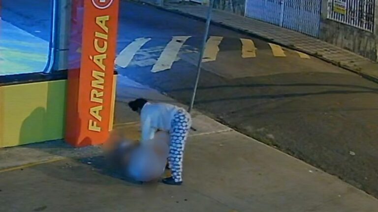 Mulher dá à luz sozinha na calçada em São Paulo