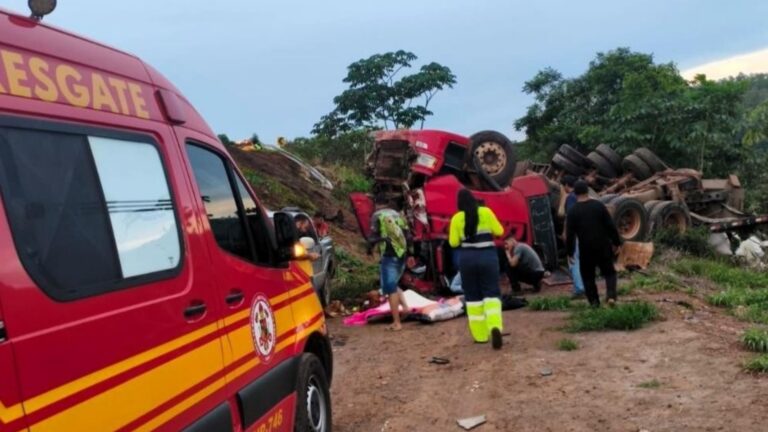 Bombeiros resgatam motorista de carreta após acidente na BR-163
