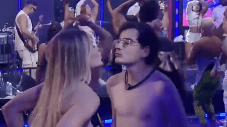 ‘A Fazenda 17’: Veja a reação de Saory ao ganhar beijão de língua de Dudu: ‘Pavor’